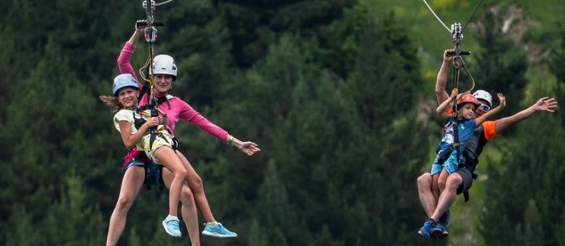 Disfrutar del verano en nuestras estaciones Cuando se funde la nieve es el momento perfecto para disfrutar de la naturaleza en todo su esplendor. En nuestras estaciones encontrarás multitud de propuestas para disfrutar de un día de actividades y diversión con los tuyos. Las estaciones de Andorra se transforman en auténticos paraísos para los amantes de la naturaleza y la aventura. En verano, Grandvalira, Pal Arinsal, Ordino Arcalís y Naturland ofrecen mucho más que paisajes espectaculares: rutas de senderismo, circuitos en bicicleta, actividades para toda la familia y una amplia oferta de ocio al aire libre. Estas estaciones se convierten en espacios ideales para desconectar, respirar aire puro y vivir experiencias inolvidables en el corazón de los Pirineos.