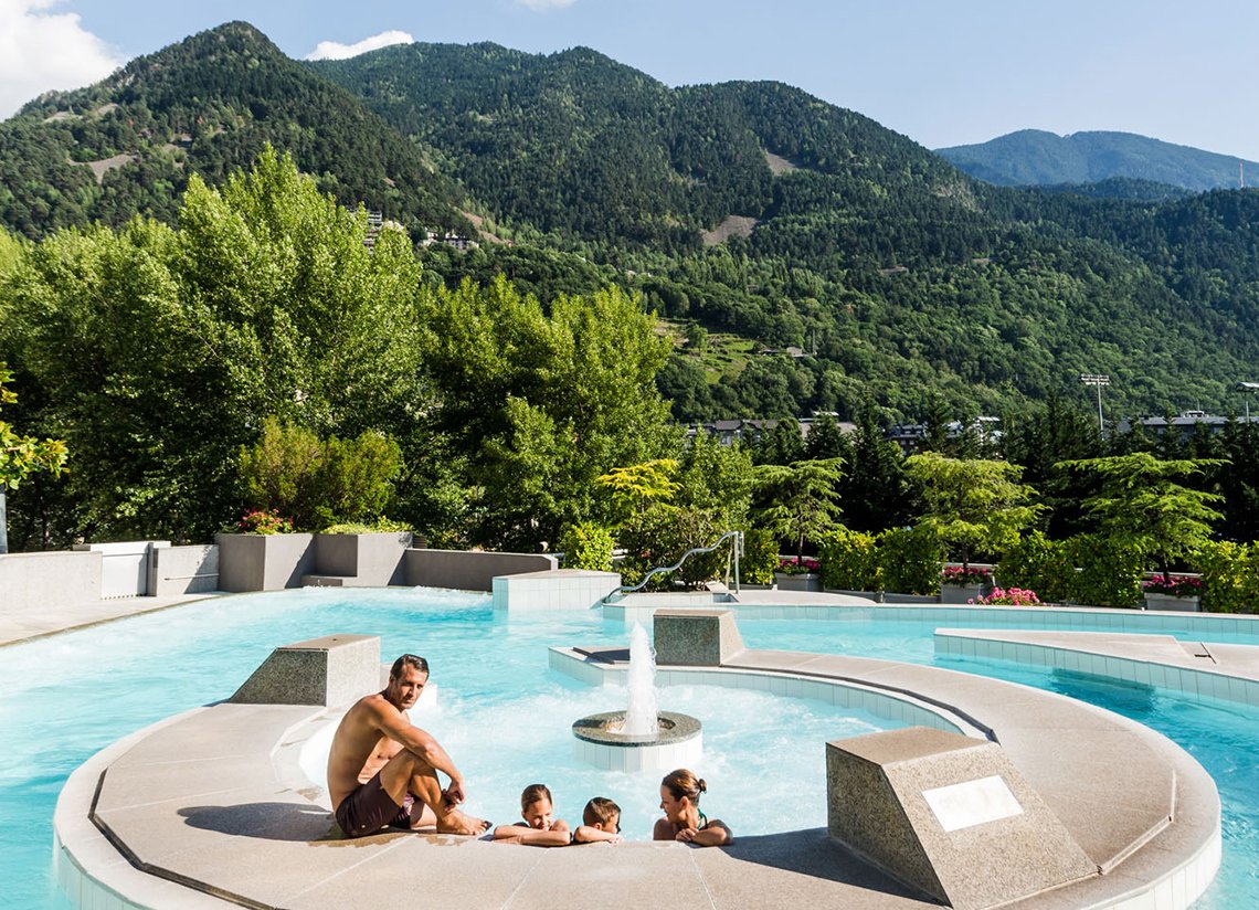 Verano en Andorra ¿Estás pensando en viajar a Andorra y todavía no sabes todo lo que puedes hacer durante la temporada de verano?  Andorra te ofrece una gran variedad de actividades de verano. Las estaciones, los guías especializados, los parques y espacios naturales... Todo listo y a punto para ti, solo debes decidir cuándo y qué experiencias estivales quieres vivir en Andorra.