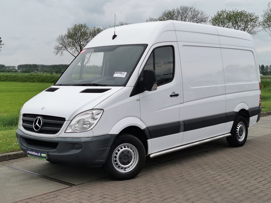 Llogar una furgoneta a Andorra amb 123Renting és tan fàcil com triar el vehicle que necessites i començar a conduir, sense complicacions ni sorpreses. La furgoneta Mercedes Benz Sprinter L2H2. Furgoneta de 12 m3 amb una alta capacitat de càrrega Llogar una furgoneta a Andorra amb 123Renting és tan fàcil com triar el vehicle que necessites i començar a conduir, sense complicacions ni sorpreses. Un model molt importat amb alta capacitat de càrrega és: La furgoneta Mercedes Benz Sprinter L2H2. Sprinter L2 H2. Furgoneta de 12 m3 amb una alta capacitat de càrrega. Truca i demana més informació. El servei està pensat perquè et moguis amb total llibertat, tant si fas una mudança, com si has de transportar mercaderia o organitzes una escapada amb família o amics.​ La nostra flota de furgonetes modernes i ben equipades t’ofereix opcions de diferents mides, perquè puguis adaptar l’espai de càrrega al que realment necessites i viatjar amb comoditat i seguretat. Tant empreses com autònoms i particulars troben a 123Renting la solució ideal per a un lloguer puntual o recurrent, amb vehicles cuidats i revisats.​ Reservar és ràpid i senzill: en pocs minuts pots tenir la teva furgoneta confirmada, sense tràmits eterns ni paperassa innecessària, i amb la tranquil·litat de saber que disposes de quilometratge il·limitat per anar on vulguis. A més, tens opcions de lloguer per dies, setmanes o fins i tot per franges horàries, perquè només paguis pel temps que realment l’utilitzes.​ Si busques un lloguer de furgonetes a Andorra fàcil, ràpid i sense complicacions, 123Renting és la teva millor opció: un servei proper i acollidor, transparent i pensat perquè tu només hagis de preocupar-te de conduir i arribar a destinació.