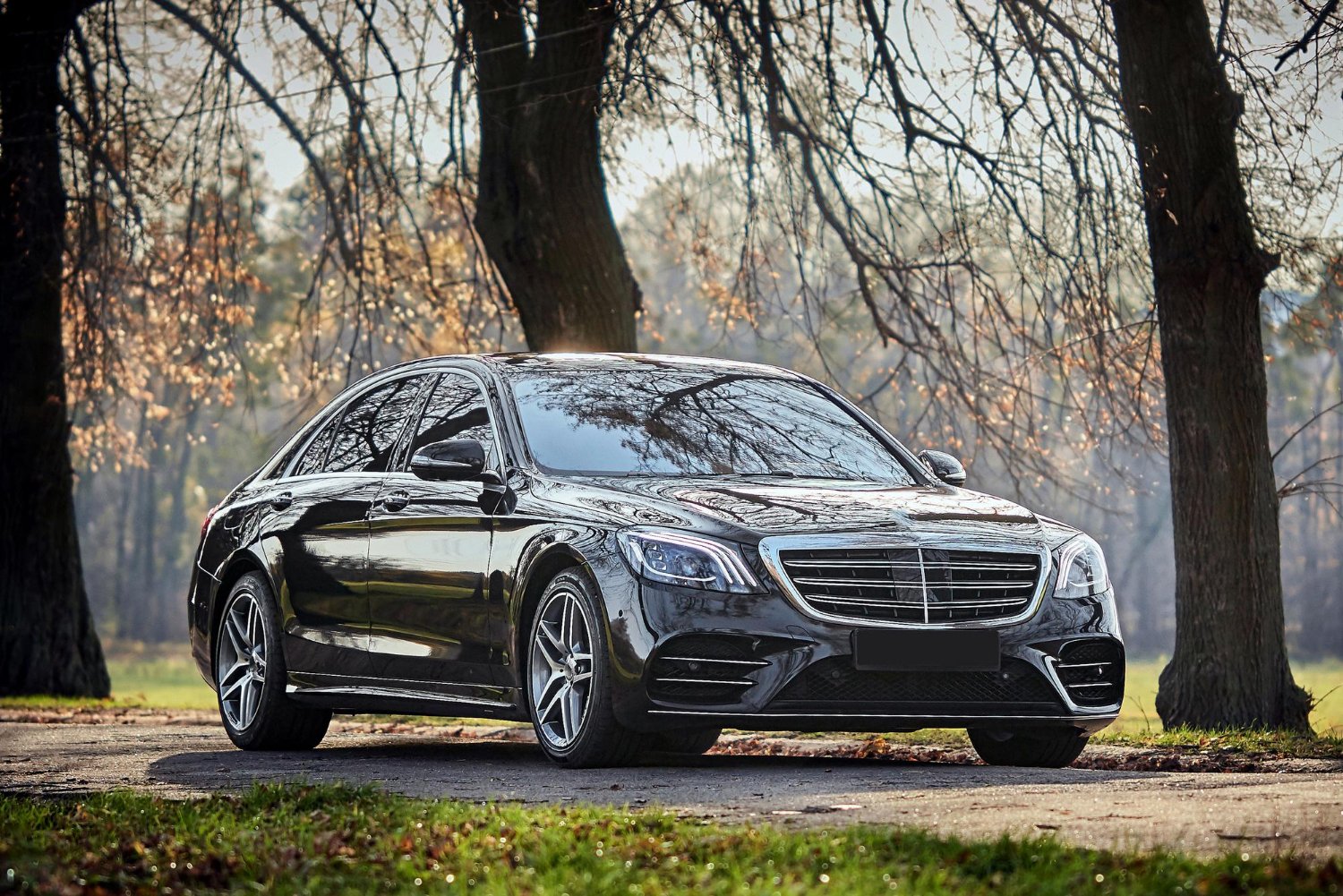 El nostre compromís amb la mobilitat sostenible i vehicles d'alta gamma En 123renting.net, la nostra passió pel món del motor es reflecteix en la nostra selecció de vehicles d'alta gamma. Estem compromesos amb la mobilitat sostenible i treballant activament per oferir solucions que minimitzin l’impacte ambiental. La nostra flota inclou vehicles que no només són elegants i sofisticats, sinó que també són eficients en consum de combustible i emissions. Aquest compromís s'estén tant al lloguer com a la compravenda de vehicles. La nostra estratègia d'importació i exportació de cotxes és dissenyada per satisfer les necessitats dels nostres clients a Andorra i Espanya. Oferim vehicles moderns i ben equipats que s’adapten a una varietat de necessitats, ja sigui per a viatges de negocis, mudances o qualsevol altre requisit. La satisfacció del client és la nostra prioritat, i per això garantim que tots els vehicles que oferim compleixin amb estrictes estàndards de qualitat i sostenibilitat. A més, en el context actual, es fa cada vegada més important fer una tria conscient entre vehicles tradicionals i aquells que promouen un transport més net. La nostra oferta inclou models híbrids i elèctrics que són una alternativa viable, ajudant així a reduir la nostra petjada de carboni. De fet, la incorporació de tecnologies ecològiques en la mobilitat no només contribueix al medi ambient, sinó que també millora l’experiència del conductor i del passatger. La nostra missió a 123cotxe.com és facilitar un transport que sigui tant luxós com responsable, assegurant-nos que els nostres clients obtinguin el millor servei possible en la seva experiència de lloguer i compravenda de vehicles. La mobilitat sostenible no només s'alinea amb les tendències actuals del mercat, sinó que és essencial per garantir un futur més verd i responsable per a les següents generacions. Serveis disponibles: Lloguer, transport i més A 123cotxe.com, oferim una àmplia gamma de serveis pensats per satisfer les necessitats dels nostres clients. Un dels nostres serveis més destacats és el lloguer de vehicles, que està dissenyat perquè els usuaris puguin gaudir de l'opció de mobilitat que necessiten, sigui per raons personals siguin professionals. Els nostres vehicles disponibles per al lloguer són moderns i ben equipats, garantint la seguretat i el confort durant els viatges. A més del lloguer de vehicles, també proporcionem serveis de transport de mercaderies. Aquesta opció és ideal per a empreses que necessiten una solució eficient per a la logística dels seus productes. El nostre equip es compromet a oferir un servei fiable i puntual, assegurant que les mercaderies dels nostres clients arriben a la seva destinació a temps i en perfectes condicions. Una altra característica destacada de 123renting.net és la possibilitat de planificar escapades improvisades. Entenem que hi ha moments en què els clients volen fer un viatge sense previ avís i, per això, posem a disposició un sistema de reserves àgil i ràpid. En pocs minuts, els clients poden reservar un vehicle adequat, de manera que poden aprofitar al màxim els seus temps de lleure. Disposem de diversos punts de servei tant a Andorra com a València, facilitant l'accés als nostres serveis a més clients. Cada ubicació està dissenyada per oferir un servei excepcional i atenció personalitzada, assegurant que tots els nostres usuaris tinguin una experiència agradable i sense complicacions amb el lloguer i transport que ofereix 123cotxe.com.