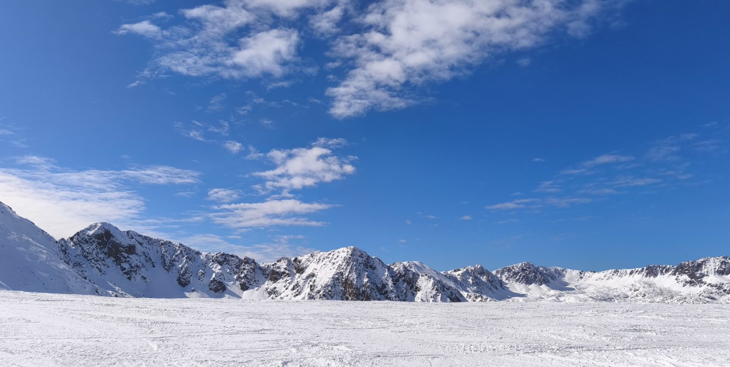 Lloguer de cotxes i furgonetes. Amb les nevades o amb pluja si vols circular amb SEGURETAT, AGILITAT I ECONOMIA FES LA TEVA RESERVA: ARA MATEIX. www.123Renting.net - A la Massana. Des de 393 € al mes, consultar les condicions. Al Telèfon +376 812 330. Model Suzuki Swift 1.2 4x4 híbrid gasolina. Cotxes 4 x 4 ideals per tot l’any a Andorra. Lloguers a curt o llarg termini. www.123renting.net som la solució a La Massana (Andorra)