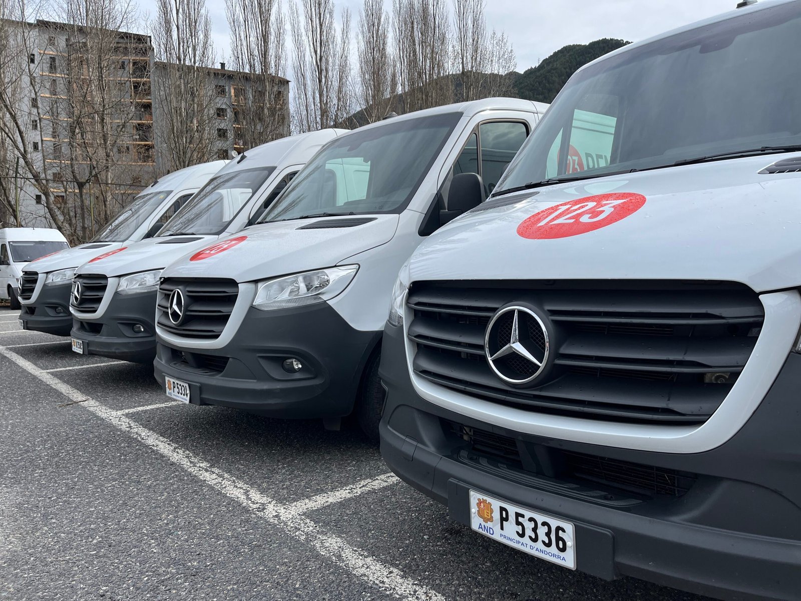 🚚 Necessites una furgoneta de lloguer, ràpid i sense complicacions amb quilometratge il·limitat al millor preu del mercat. A 123Renting tens el que busques: “alquiler de furgonetas sin conductor”, modernes, netes i perfectament equipades. Ideal per a: 📦 Transport de mercaderies   🏠 Mudances   🧳 Viatges i escapades improvisades   🔧 Treballs professionals o puntuals 📍 Ens trobaràs a La Massana al Principat d’Andorra, amb una flota preparada perquè puguis sortir a la carretera en minuts. ⏱ Reserva fàcil, ràpida i sense sorpreses   Entra a www.123renting.net i tria la furgoneta que millor s’adapti a les teves necessitats. Quan necessites moure’t, 123 Renting és la solució. #123Renting #AlquilerDeFurgonetas #Mudanzas #Transporte #Valencia #Andorra #FurgonetasSinConductor #Logística #Viajes #Escapadas